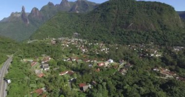 Büyük yol düz. Tek bir yol. Egzotik dağlar, harika dağlar. Tanrı'nın Parmağı Dağı. Teresopolis şehri, Rio de Janeiro Eyaleti, Brezilya, Güney Amerika. 