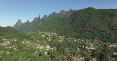 Dağların ve dünyanın şehirlerinin güzel manzarası. Terespolis şehri, Rio de Janeiro eyaleti Brezilya, Güney Amerika. 