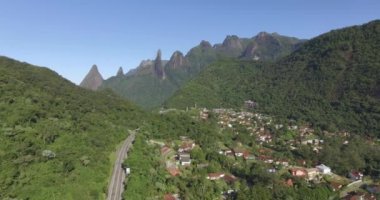 Dağların ve dünyanın şehirlerinin güzel manzarası. Terespolis şehri, Rio de Janeiro eyaleti Brezilya, Güney Amerika. 