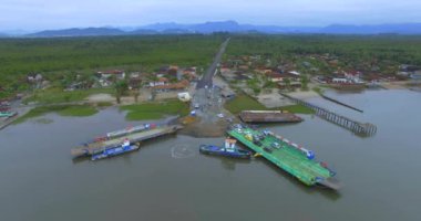 Feribot teknesi diğer tarafa araba transfer. Vila da Gloria Ferry. Joao de Souza Mello ve Alvim Yolu. Güney Amerika, Brezilya, Santa Catarina eyaleti. Feribot Tekne Vila da Gloria. 09/02/2019