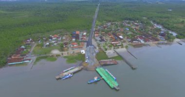Feribot teknesi diğer tarafa araba transfer. Vila da Gloria Ferry. Joao de Souza Mello ve Alvim Yolu. Güney Amerika, Brezilya, Santa Catarina eyaleti. Feribot Tekne Vila da Gloria. 09/02/2019