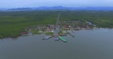 Feribot teknesi diğer tarafa araba transfer. Vila da Gloria Ferry. Joao de Souza Mello ve Alvim Yolu. Güney Amerika, Brezilya, Santa Catarina eyaleti. Feribot Tekne Vila da Gloria. 09/02/2019