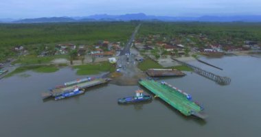 Feribot teknesi diğer tarafa araba transfer. Vila da Gloria Ferry. Joao de Souza Mello ve Alvim Yolu. Güney Amerika, Brezilya, Santa Catarina eyaleti. Feribot Tekne Vila da Gloria. 09/02/2019