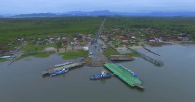 Feribot teknesi diğer tarafa araba transfer. Vila da Gloria Ferry. Joao de Souza Mello ve Alvim Yolu. Güney Amerika, Brezilya, Santa Catarina eyaleti. Feribot Tekne Vila da Gloria. 09/02/2019