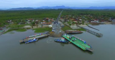 Feribot teknesi diğer tarafa araba transfer. Vila da Gloria Ferry. Joao de Souza Mello ve Alvim Yolu. Güney Amerika, Brezilya, Santa Catarina eyaleti. Feribot Tekne Vila da Gloria. 09/02/2019