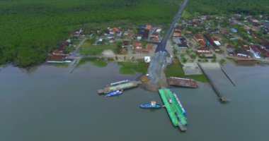 Feribot teknesi diğer tarafa araba transfer. Vila da Gloria Ferry. Joao de Souza Mello ve Alvim Yolu. Güney Amerika, Brezilya, Santa Catarina eyaleti. Feribot Tekne Vila da Gloria. 09/02/2019