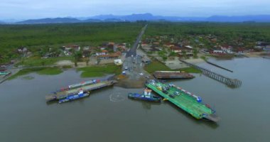 Feribot teknesi diğer tarafa araba transfer. Vila da Gloria Ferry. Joao de Souza Mello ve Alvim Yolu. Güney Amerika, Brezilya, Santa Catarina eyaleti. Feribot Tekne Vila da Gloria. 09/02/2019