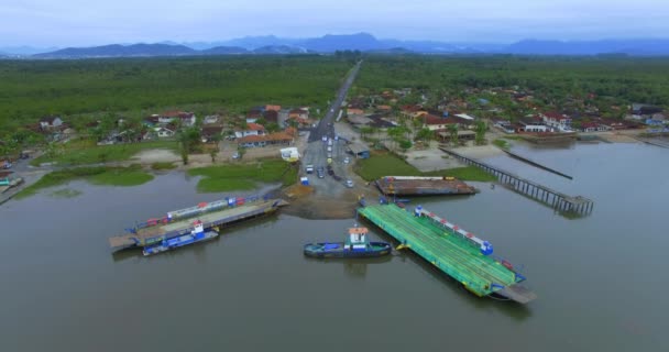 Fähre Die Autos Auf Die Andere Seite Bringt Vila Gloria — Stockvideo