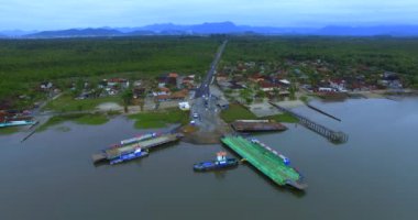 Feribot teknesi diğer tarafa araba transfer. Vila da Gloria Ferry. Joao de Souza Mello ve Alvim Yolu. Güney Amerika, Brezilya, Santa Catarina eyaleti. Feribot Tekne Vila da Gloria. 09/02/2019