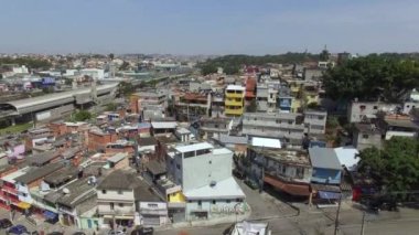 Karşıya geçmek, sokaklar, evler. Fakir mahalle. Sao Paulo şehri, Jardim Bulvarı mahallesi. Capao Redondo metrosu. Brezilya. 09 / 07 / 2019 