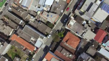 Farklı evlerin çatıları. Kırmızı kil çatıların ve sonsuzluğun evlerinin manzarası. Sao Paulo şehri, Jardim Caddesi bölgesi. Brezilya Güney Amerika. 