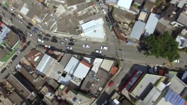 Yol kavşağının yukarısında ve cadde bölgesinde. Gecekondu. Sao Paulo şehri, Jardim Caddesi bölgesi. Capao Redondo metrosu. Brezilya. 