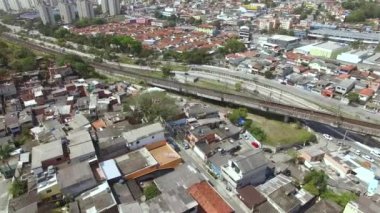 Karşıya geçmek, sokaklar, evler. Fakir mahalle. Sao Paulo şehri, Jardim Bulvarı mahallesi. Capao Redondo metrosu. Brezilya. 09 / 07 / 2019 