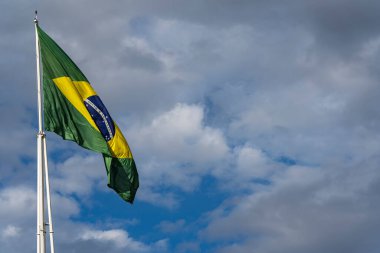Brezilya bayrağı. Rüzgarda uçuşan Brezilya bayrağı.