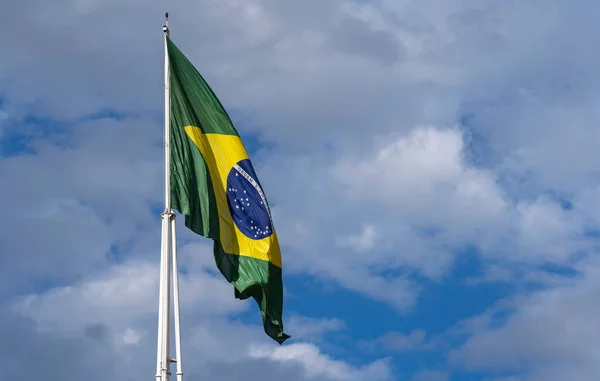 ブラジルの国旗 風の中でブラジルの旗 — ストック写真