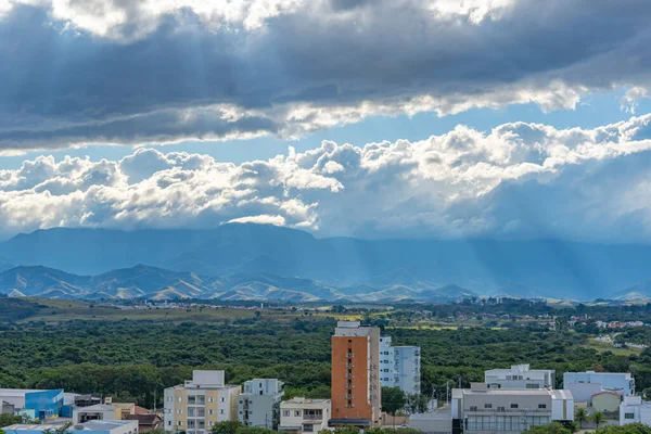 山と雲と都市の風景です ブラジル — ストック写真