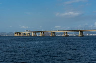 Denizin karşısındaki köprü. Başkan Costa ve Silva Köprüsü, halk arasında Rio-Niteroi Köprüsü olarak bilinir.. 