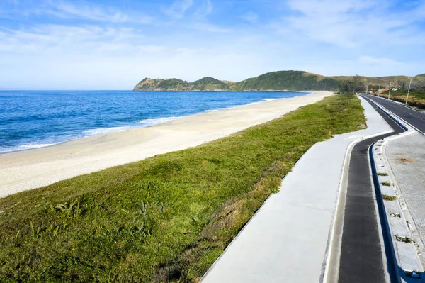 Ando Junto Mar Praia Bonita Uma Estrada Longo Caminho Para — Fotografia de Stock