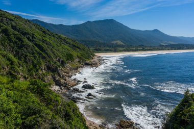 Dağ denizi kayaları manzarası. Deniz taşı manzaralı. Dağ denizi kayaları sahnesi. 