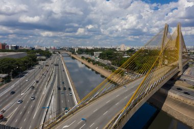 Çelik bir kabloyla desteklenen köprüler. Vali Orestes Quercia 'nın köprüsü. Sao Paulo şehri, Brezilya.