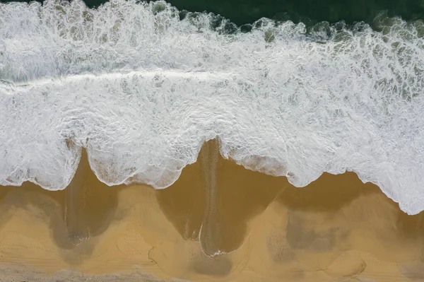 Κύμα Και Άμμος Κάτοψη Παραλίας Γυμνές Πατημασιές — Φωτογραφία Αρχείου