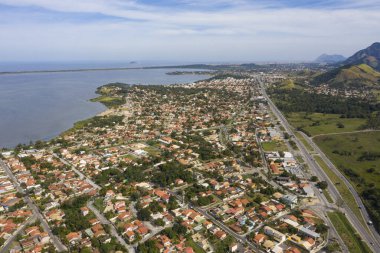  Deniz ve göl kenarındaki şehirler. Maric şehri, Rio de Janeiro eyaleti, Brezilya.