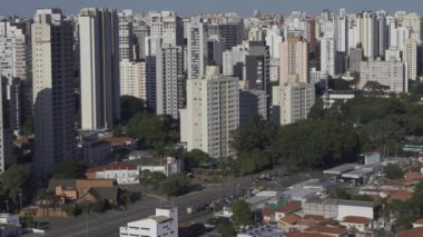 Karantina 'daki Sao Paulo' da trafik, COVID-19. Sao Paulo şehri, Brezilya, Güney Amerika. Vila Olimpia Bölgesi.