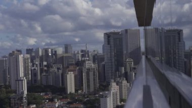 Pencereden gördüm. Sao Paulo şehri pencereden görülüyor. Cidade Mones bölgesi, Sao Paulo, Brezilya. 
