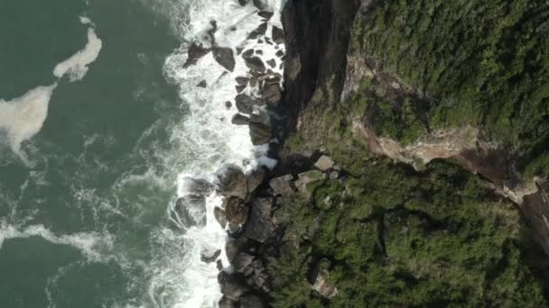 空中俯瞰着汹涌大海中的岩石 鸟儿飞翔 — 图库视频影像