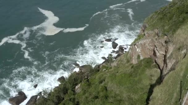 空中俯瞰着汹涌大海中的岩石 鸟儿飞翔 — 图库视频影像