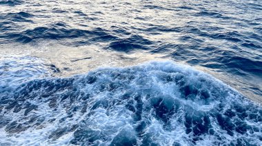 Deniz suyu yüzeyi. Beyaz köpük dalga dokusu doğal bir arkaplan olarak.