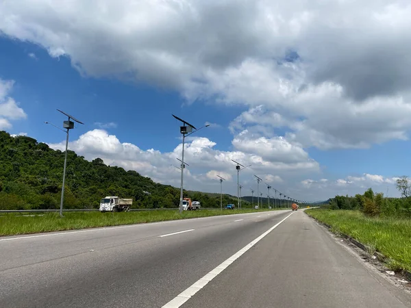 Otobanda güneş panelleri. Raphael de Almeida Magalhaes Otoyolu, Rio de Janeiro şehri, Brezilya. 