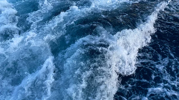 海水の表面 自然の背景としての白い泡波の質感 — ストック写真