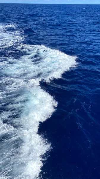 Θαλασσινό Νερό Επιφάνεια Ωκεανού Θαλασσινό Νερό Στον Γαλάζιο Ωκεανό Φόντο — Φωτογραφία Αρχείου