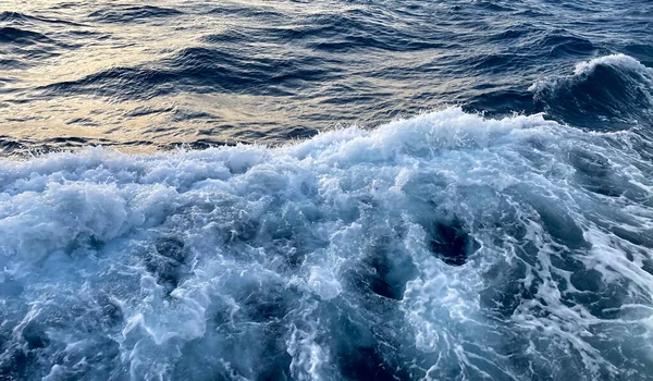 Zeewateroppervlak Witte Schuimgolven Textuur Als Een Natuurlijke Achtergrond — Stockfoto