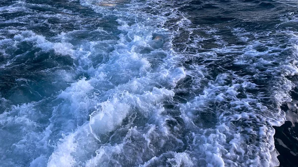 Επιφάνεια Θαλασσινού Νερού Λευκό Αφρό Κύματα Υφή Φυσικό Υπόβαθρο — Φωτογραφία Αρχείου