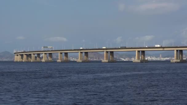 건너는 대통령 코스타에 Presidente Costa Silva Bridge 니트로이다리 Rio Niteroi — 비디오