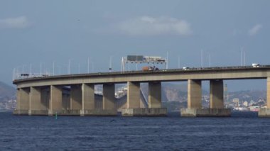 Denizin karşısındaki köprü. Başkan Costa ve Silva Köprüsü, halk arasında Rio-Niteroi Köprüsü olarak bilinir.. 