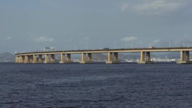 Denizin karşısındaki köprü. Başkan Costa ve Silva Köprüsü, halk arasında Rio-Niteroi Köprüsü olarak bilinir.. 