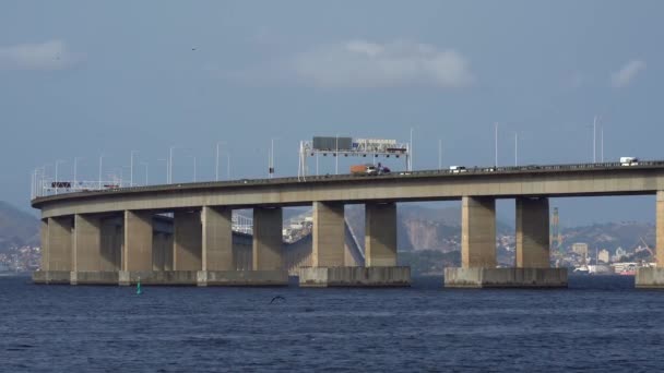 건너는 대통령 코스타에 Presidente Costa Silva Bridge 니트로이다리 Rio Niteroi — 비디오