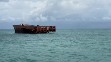Terk edilmiş gemi. Okyanus kirliliği. Fortaleza şehri, Ceara eyaleti, Brezilya. JAN / 2020 