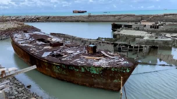 Porzucony Rusty Fishing Wrak Statku Cmentarz Kilkoma Porzuconymi Zardzewiałymi Trawlerami — Wideo stockowe