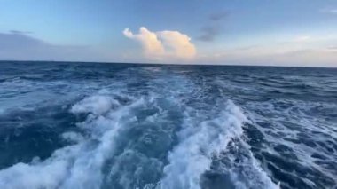 Bir yolcu gemisinin su izi köpüğü.