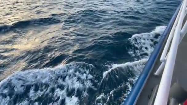 Des Vagues Arc Navire Déplaçant Travers Les Vagues Vue Depuis — Video