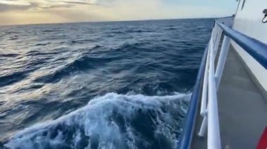 Su dalgaları. Geminin pruvası, dalgaların arasında hareket ediyor. Yan güverteden görüntüle. 