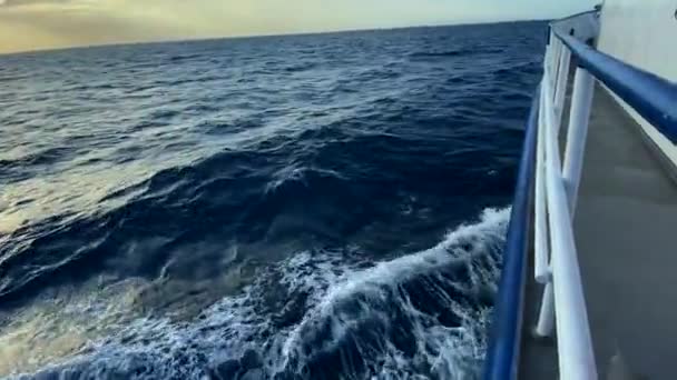 Vattenvågor Skeppets Båge Rör Sig Genom Vågorna Utsikt Från Sidodäcket — Stockvideo