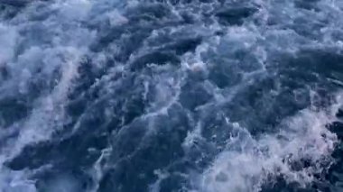 Hızlı hareket eden tekneden güçlü dalgalar çekildi. Su sporu, deniz konseptinde yaz tatili..