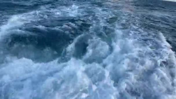 Gelombang Kuat Ditarik Keluar Dari Perahu Yang Bergerak Cepat Olahraga — Stok Video