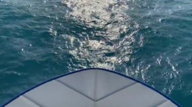 Gemi denizde yelken açar. Geminin önüne bak..