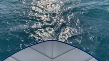 Gemi denizde yelken açar. Geminin önüne bak..